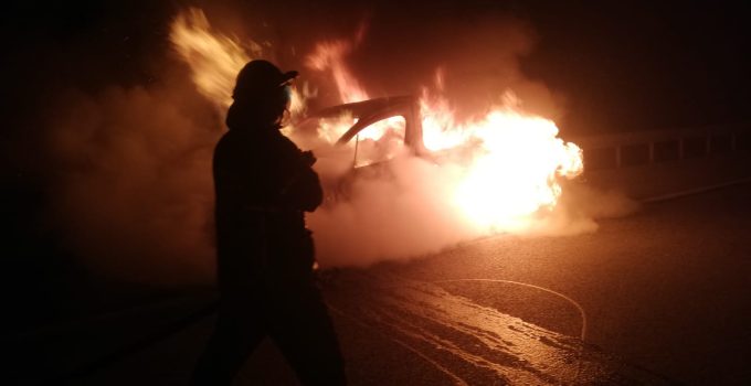 Seyir halindeki araç alev alev yandı