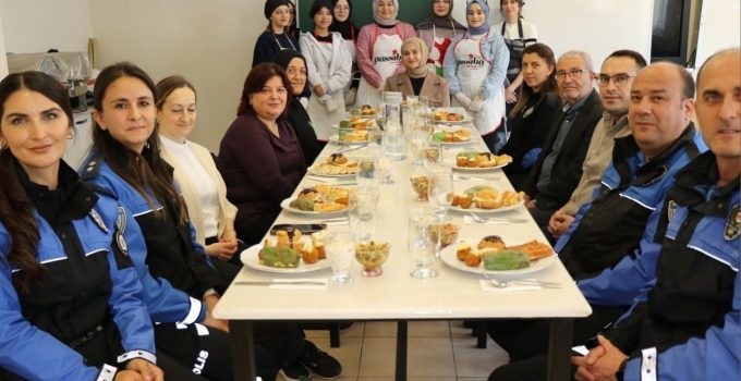 Polis ekipleri genç kursiyerlerle bir araya geldi