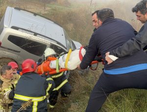Su kanalına uçan araçta mahsur kalan sürücüyü itfaiye kurtardı