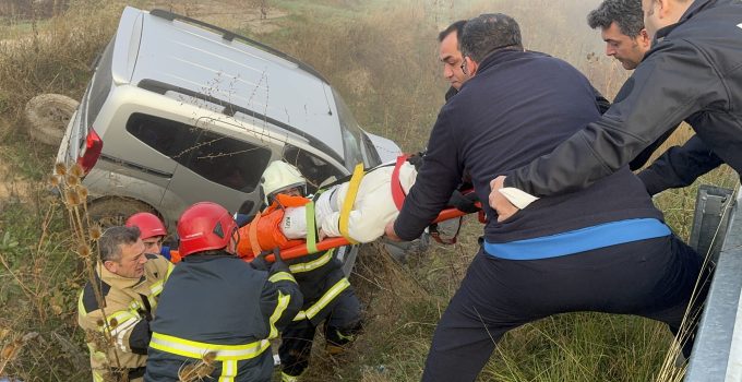 Su kanalına uçan araçta mahsur kalan sürücüyü itfaiye kurtardı