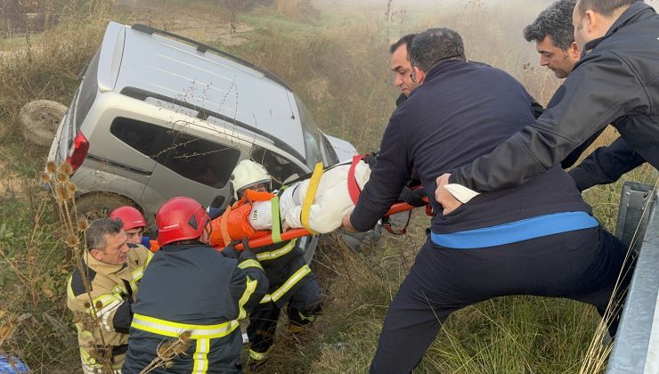 Su kanalına uçan araçta mahsur kalan sürücüyü itfaiye kurtardı