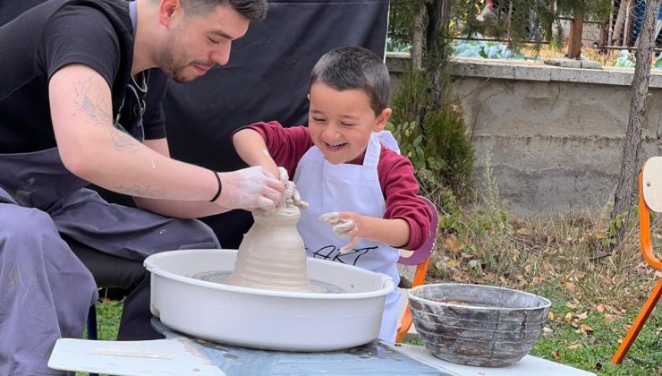 Minik eller çömlek yapımında buluştu
