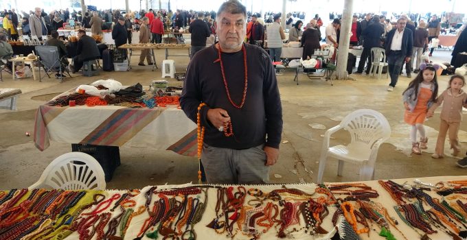 30 yıldır şehir şehir dolaşarak tespih satıyor