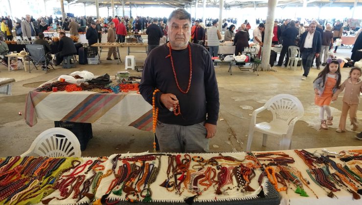 30 yıldır şehir şehir dolaşarak tespih satıyor