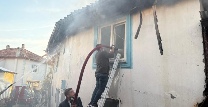 Köyde çıkan yangında iki ev ve bir ahır küle döndü