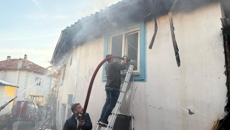 Köyde çıkan yangında iki ev ve bir ahır küle döndü