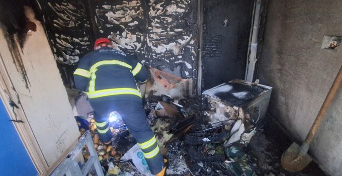 Evin teras katında çıkan yangın söndürüldü