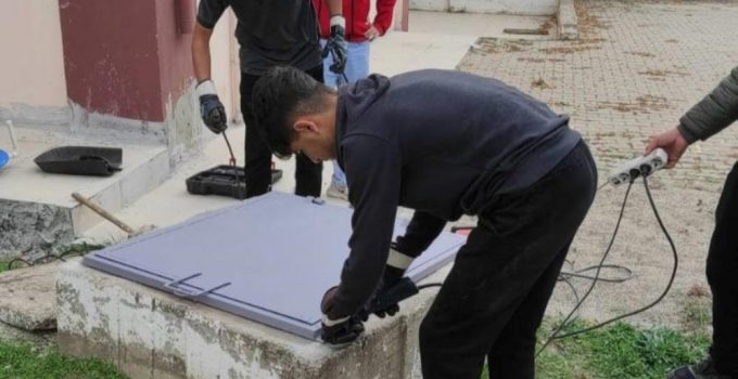 Meslek lisesi öğrencilerinden anlamlı proje: Rögar kapaklarını yenilediler