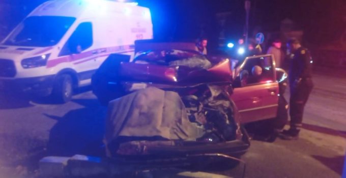 Otomobil kamyona arkadan çarptı: Sürücü ağır yaralandı