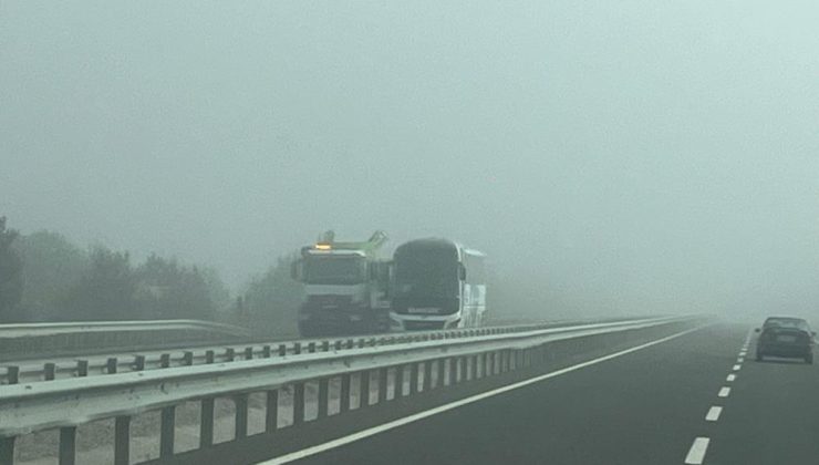 Yoğun sis sürücülere zor anlar yaşattı