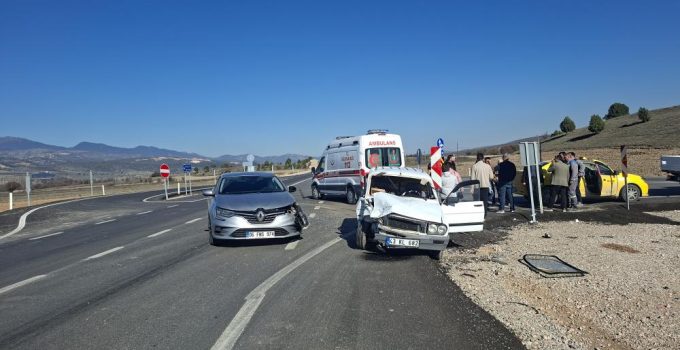 İki otomobil çarpıştı: 1 yaralı