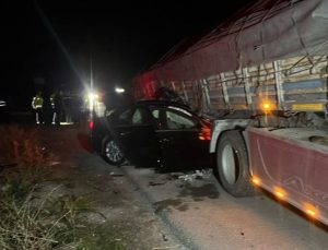 Otomobil tırla çarpıştı: 2 ölü 2 yaralı