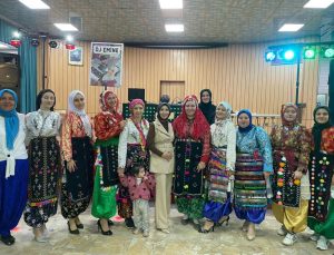 Yöresel defile renkli anlara sahne oldu