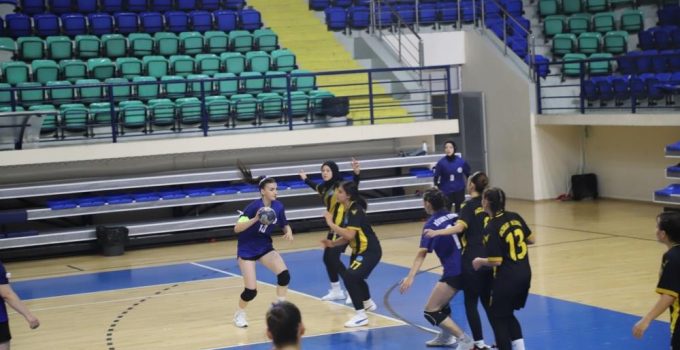 Hentbolcu kızlardan kıyasıya mücadele