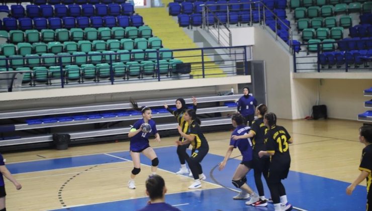 Hentbolcu kızlardan kıyasıya mücadele