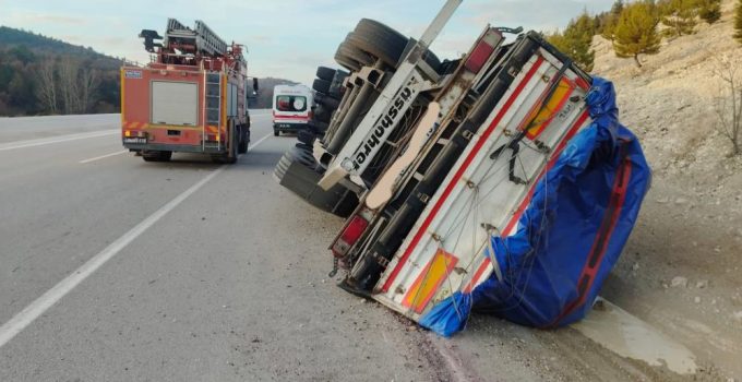 Devrilen tırın sürücüsü yaralandı