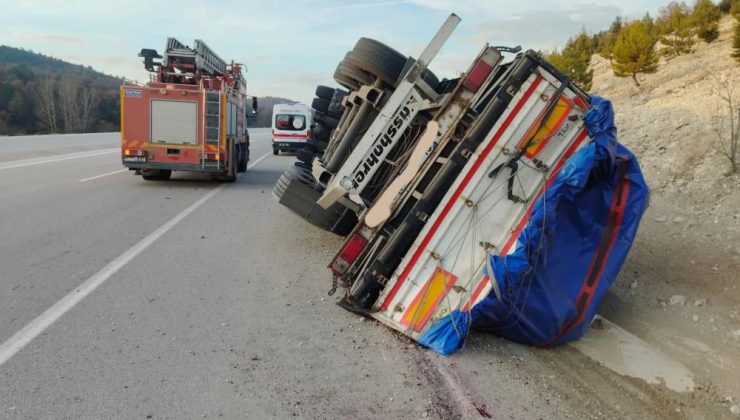 Devrilen tırın sürücüsü yaralandı