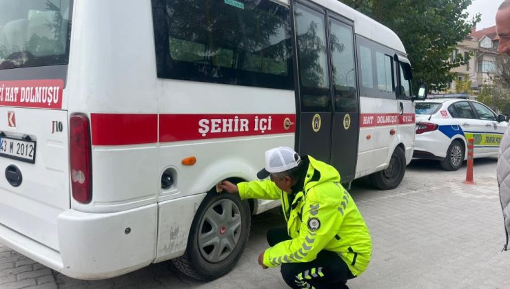 Trafik ekiplerinden kış lastiği denetimi