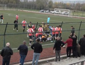 Maçta yürekler ağza geldi!  Soğukkanlı hakem hayat kurtardı