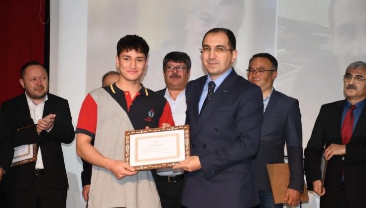 Vefat eden öğretmenin şeref belgesini 17 yaşındaki oğlu aldı