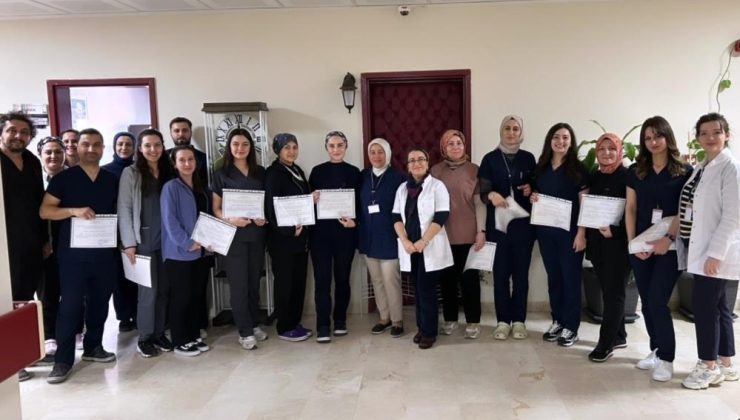 Yoğun bakım hemşireleri sertifikalarını aldı