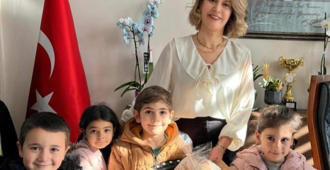 Minik öğrencilerden Müdür Sinan’a sürpriz