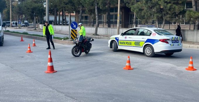 Motosiklet otomobille çarpıştı: 1 kişi yaralı