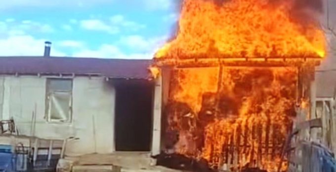 Ahır yangını korkuttu