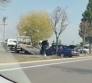 Orta refüjdeki ağaca çarpan otomobil hurdaya döndü