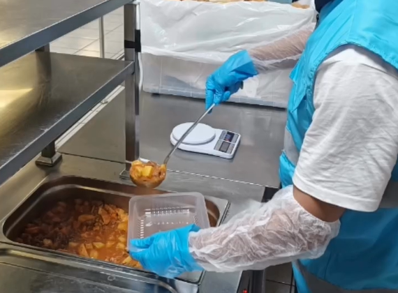 Yurtlardaki gençler komşularının gönüllerini ısıttı