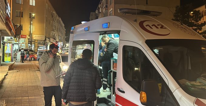 Bıçakla şakalaşırken arkadaşını yaraladı