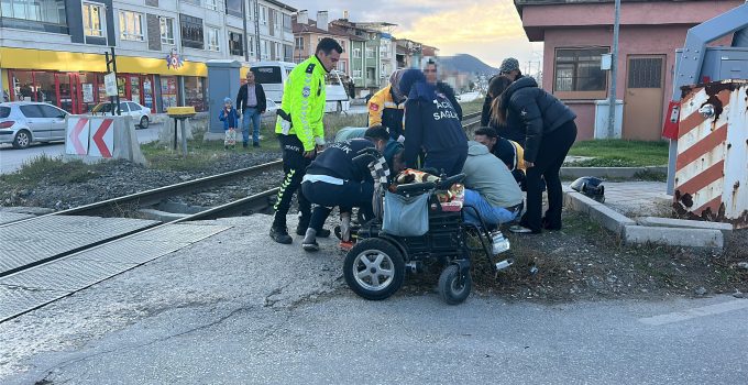 Hemzemin geçitte düşen engelli bireyi trafik polisinin dikkati kurtardı