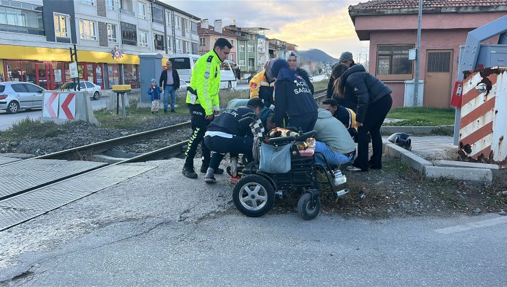 Hemzemin geçitte düşen engelli bireyi trafik polisinin dikkati kurtardı