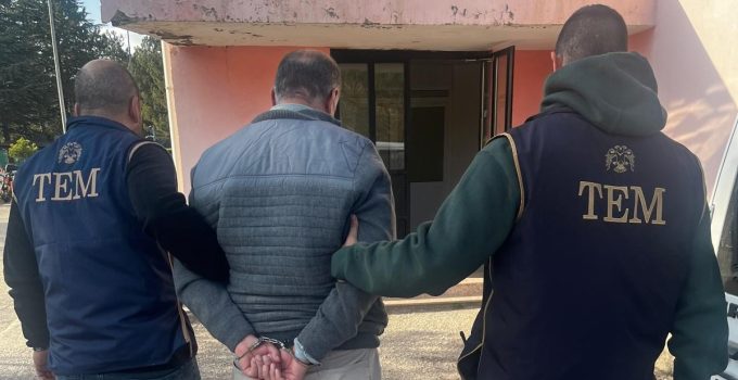 FETÖ firarisi saklandığı evde yakalandı