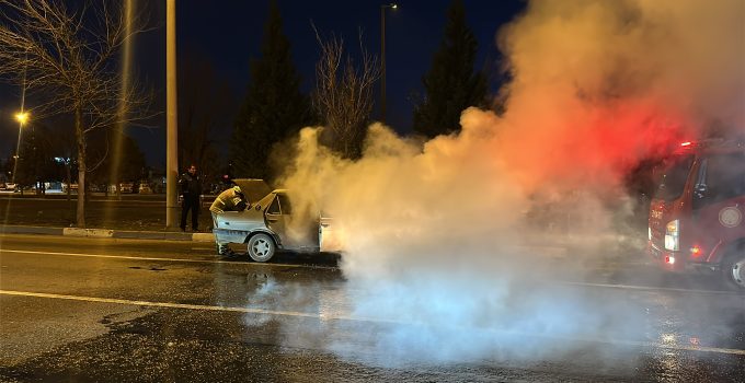 Otomobil alev alev yandı