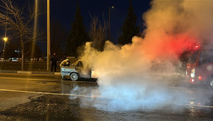 Otomobil alev alev yandı