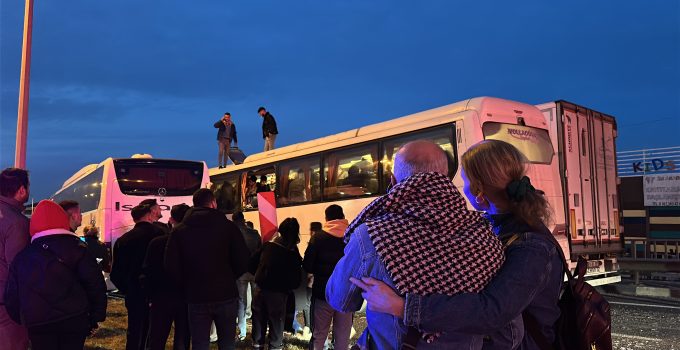 İşçi servisi iki aracın arasına sıkıştı: İşçiler camdan tahliye edildi