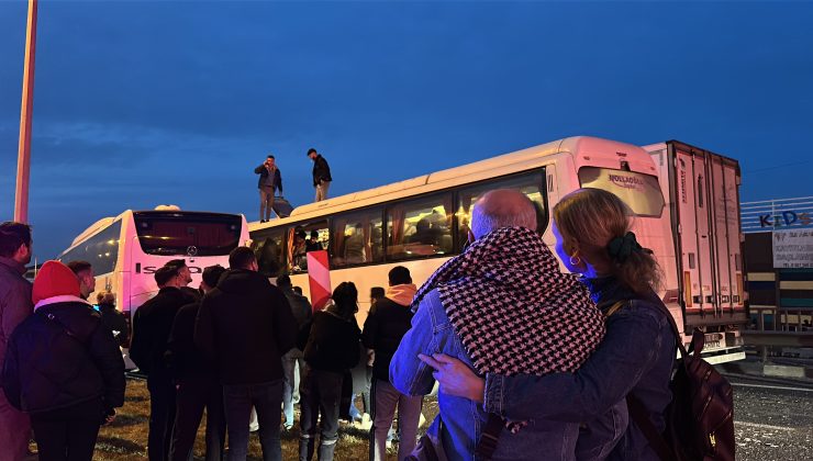 İşçi servisi iki aracın arasına sıkıştı: İşçiler camdan tahliye edildi
