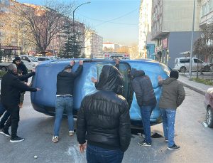 Park halindeki araçlara çarpan otomobil takla attı: 2 yaralı