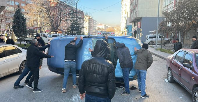 Park halindeki araçlara çarpan otomobil takla attı: 2 yaralı