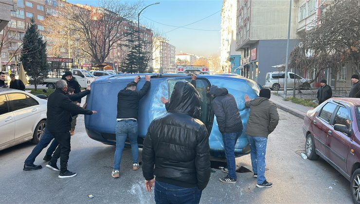 Park halindeki araçlara çarpan otomobil takla attı: 2 yaralı