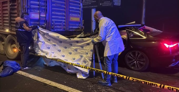 Feci kazada otomobil 4 kişiye mezar oldu