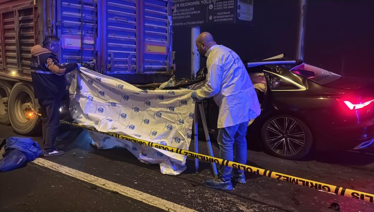 Feci kazada otomobil 4 kişiye mezar oldu