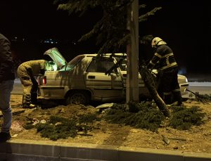 Refüje çıkan aracı aydınlatma direği durdurdu