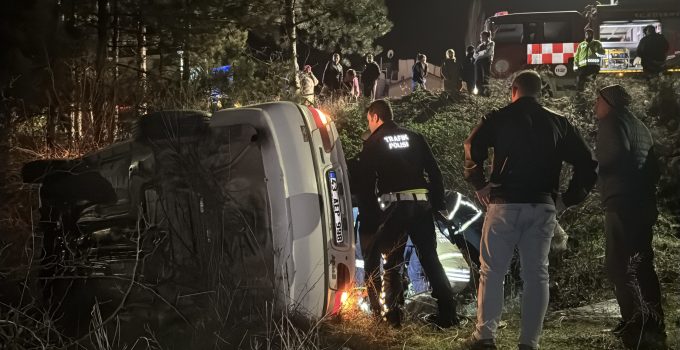 Devrilen aracın altında kalan sürücüyü itfaiye kurtardı