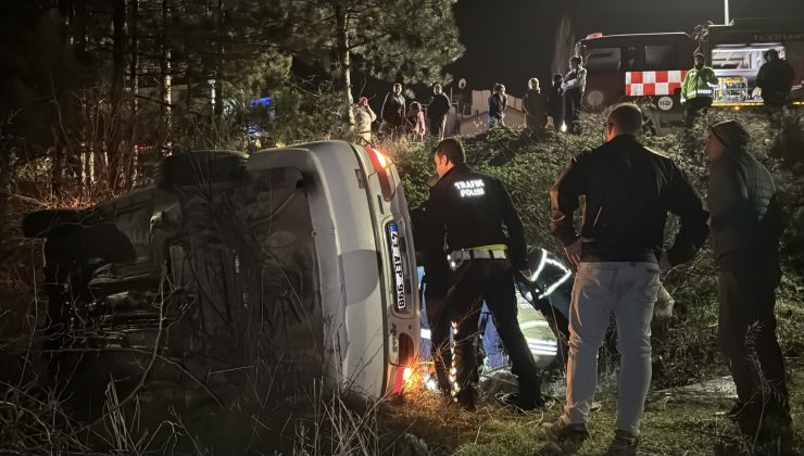 Devrilen aracın altında kalan sürücüyü itfaiye kurtardı