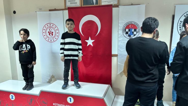 Minik satranç ustası Tavşanlı’yı gururlandırdı