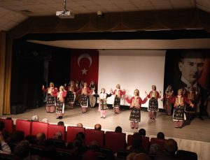 ‘Düş’ Halk Oyunları Gecesi yoğun ilgi gördü