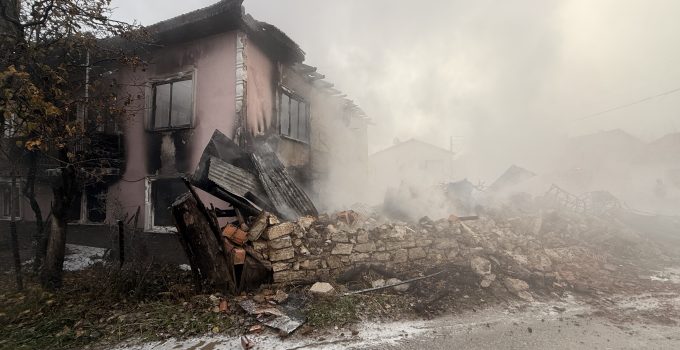 2 katlı ev yangında kullanılamaz hale geldi