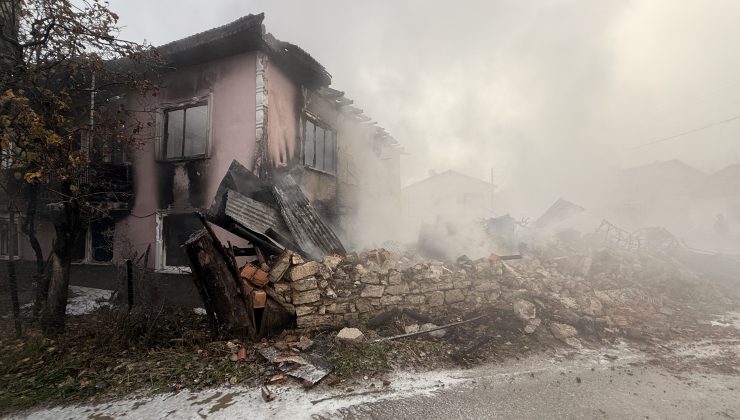 2 katlı ev yangında kullanılamaz hale geldi